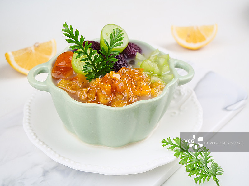 浅底上的夏日冷饮图片素材