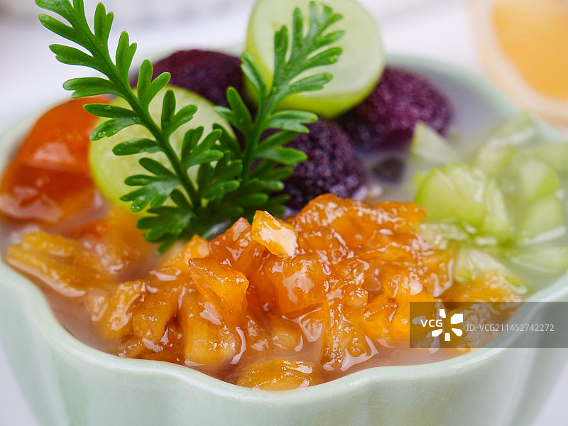 浅底上的夏日冷饮图片素材