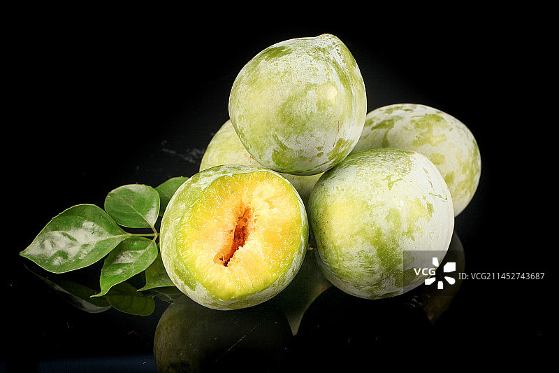 黑底上的青奈李图片素材