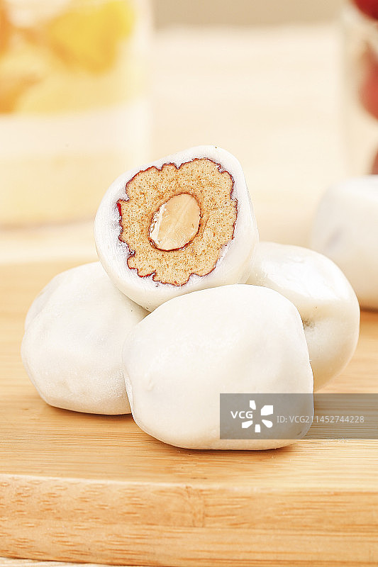 浅底上的夹心奶枣图片素材