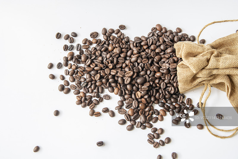 口袋里倒出来的咖啡豆图片素材