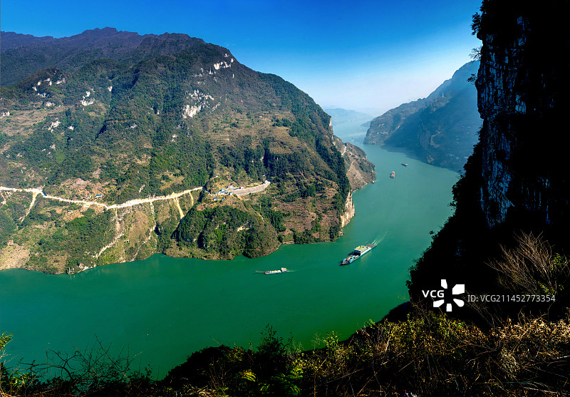 船舶行驶在三峡库区西陵峡图片素材