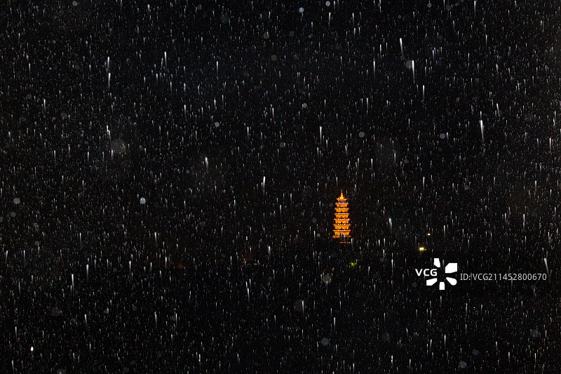 闪光灯下的暴雨图片素材