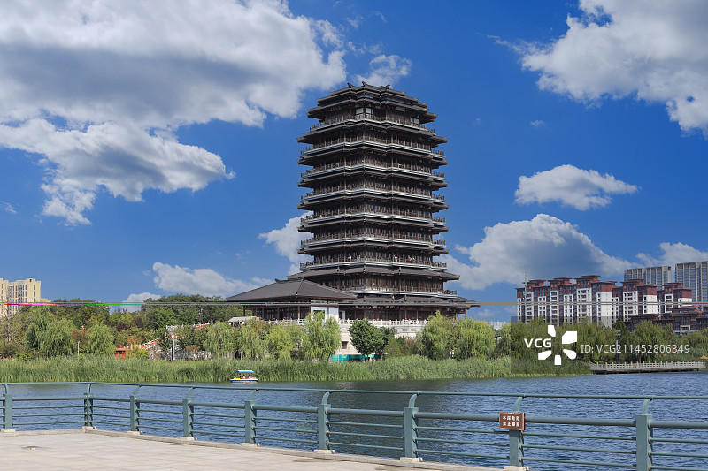 中国山东淄博市张店区齐盛湖公园海岱楼·钟书阁图片素材