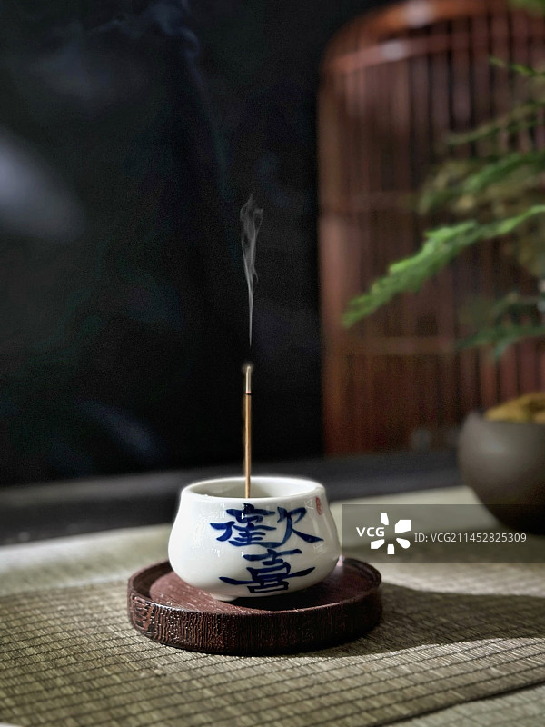 疲惫的时候点上一支高雅、清新的养生香，静静的拥有属于自己的片刻时光图片素材