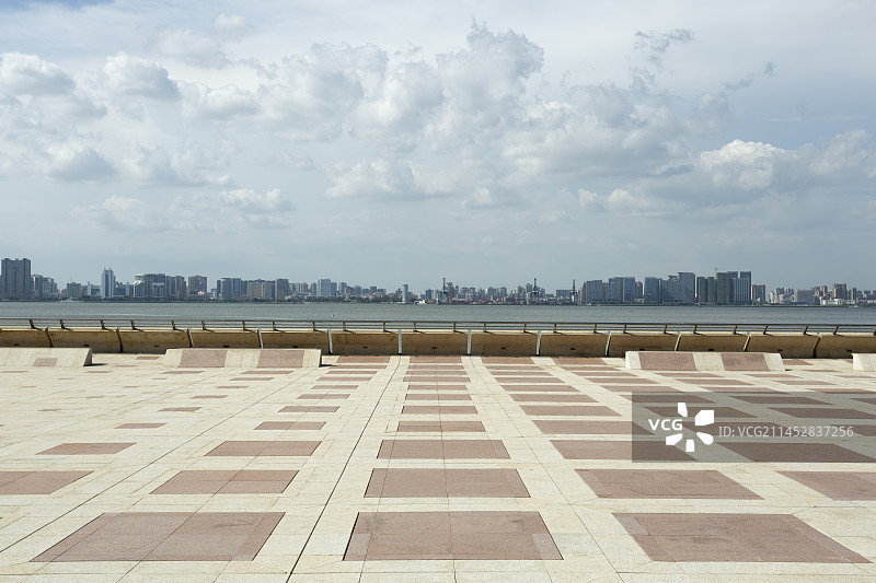 广东省汕头市潮汕历史文化博物馆外地砖广场空地汽车广告背景图图片素材