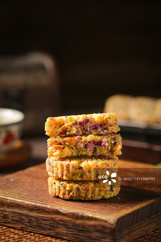 深底上的杂粮饼图片素材
