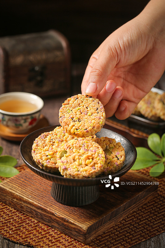 深底上的杂粮饼图片素材