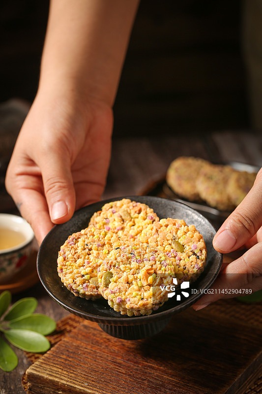 深底上的杂粮饼图片素材