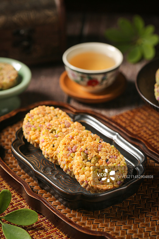 深底上的杂粮饼图片素材