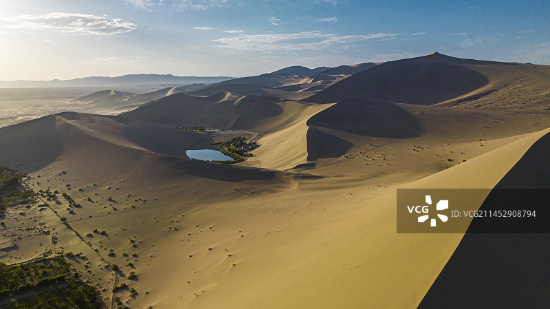 甘肃酒泉敦煌鸣沙山月牙泉图片素材