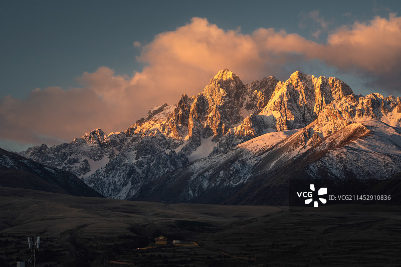 金色的亚拉雪山-四川甘孜县城拍摄图片素材