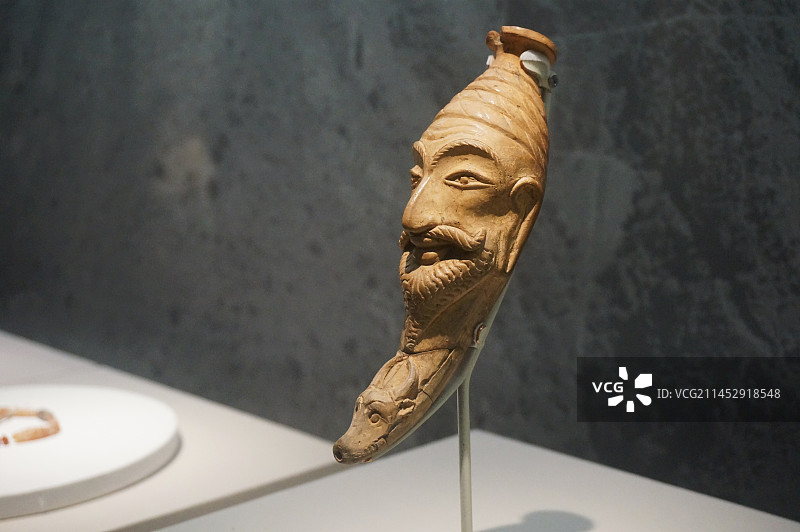 新疆维吾尔自治区博物馆 人首微笑牛头陶饮器图片素材