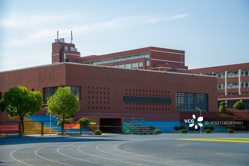 淄博市张店区学校操场跑道图片素材