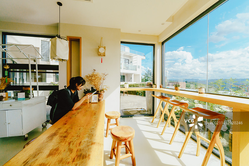 在落地窗前看窗外晴朗的蓝天图片素材