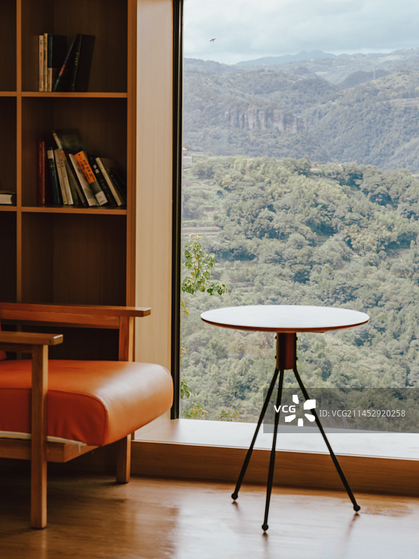 在落地窗前看窗外晴朗的蓝天图片素材