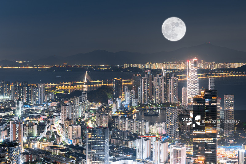 深圳城市夜景和中秋节圆月亮图片素材