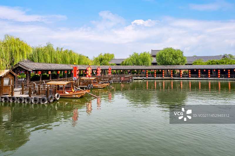 中国河南开封清明上河园内的风雨廊桥图片素材