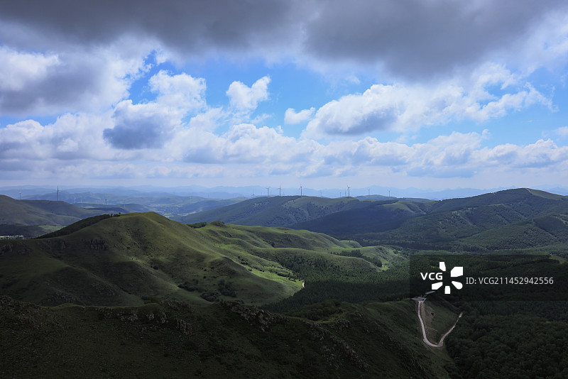 远方山脉与天空的云图片素材