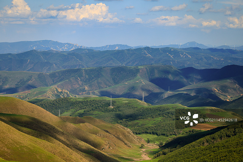 晴空下绵延的丘陵图片素材