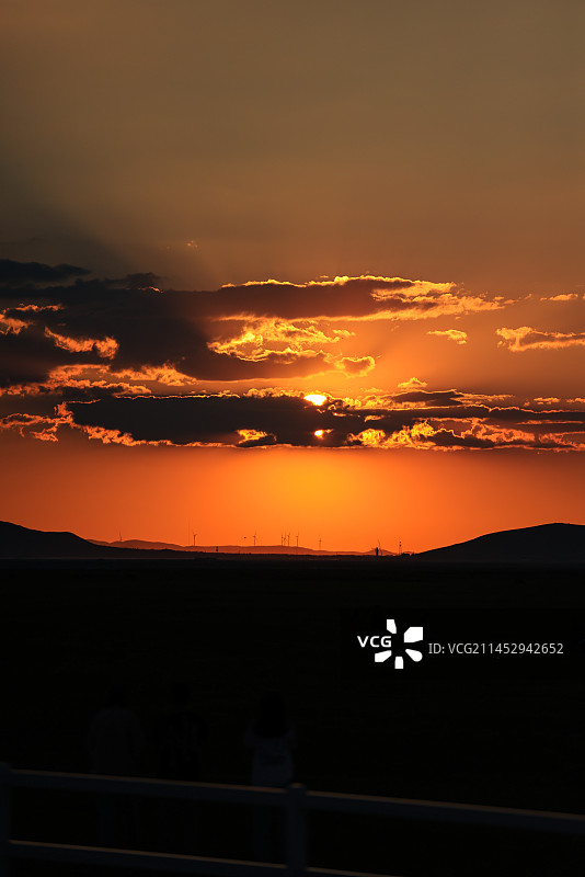 草原上的日落夕阳火烧云图片素材