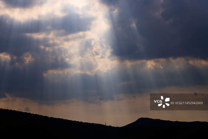 穿透云层照射下来的光图片素材