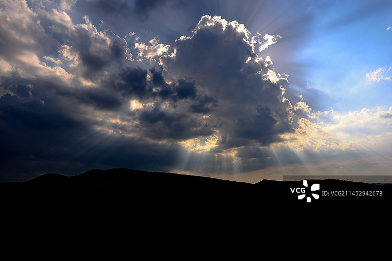 穿透云层照射下来的光图片素材