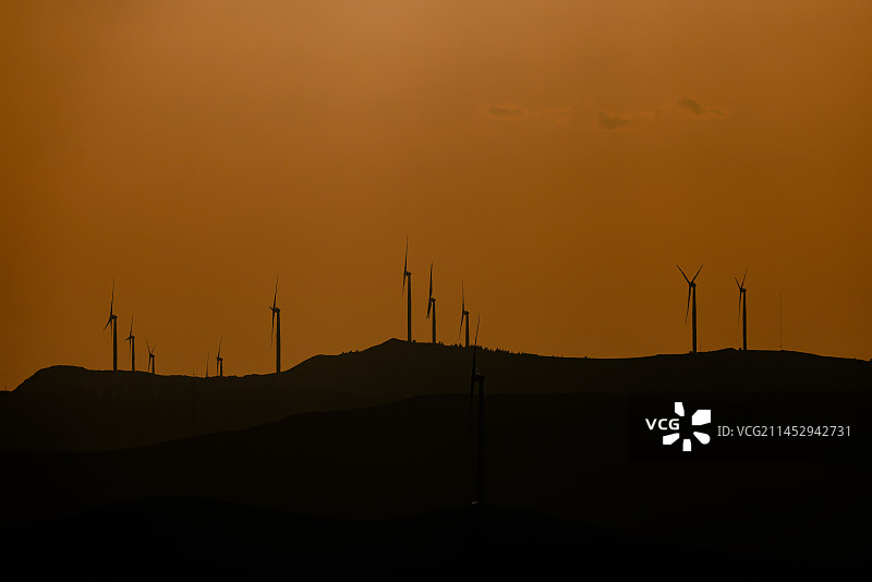 黄昏下的风车群图片素材