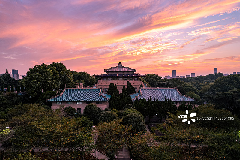 武汉大学行政楼夕阳图片素材