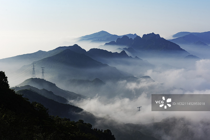 云雾蒸腾大黑山图片素材