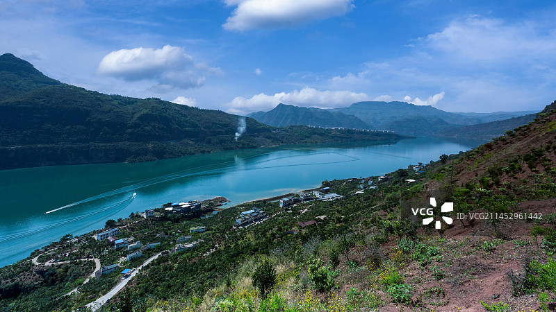 蓝天白云山脉金沙江向家坝库区风景图片素材