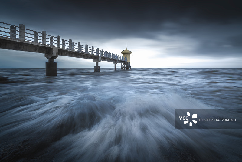 台风“苏拉”后的淇澳岛水文塔图片素材