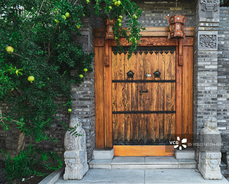 中国传统建筑拍摄主题，古代建筑门口的石鼓和抱鼓石，户外无人图像摄影图片素材