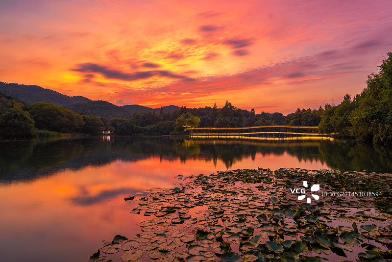 杭州西湖浴鹕湾晚霞时刻图片素材