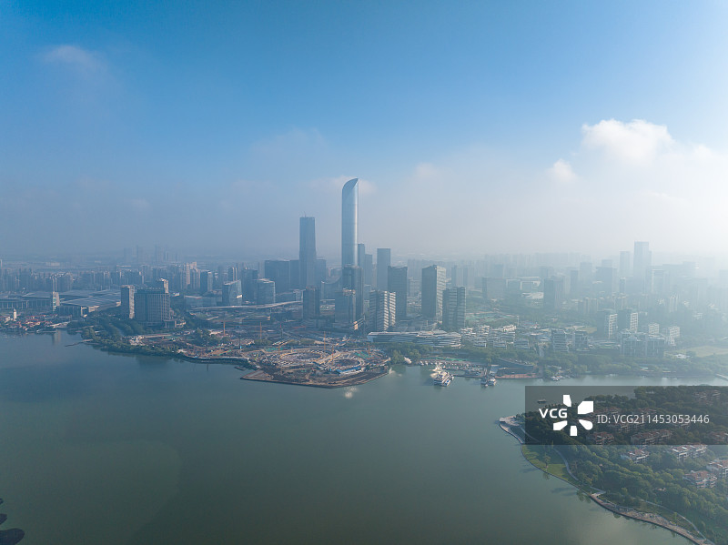 清晨薄雾下的苏州工业园区金鸡湖与建筑图片素材