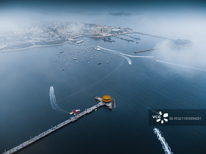 平流雾下的栈桥与海军博物馆图片素材