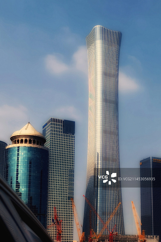 阳光映照下的北京中信大厦（北京地标建筑）图片素材