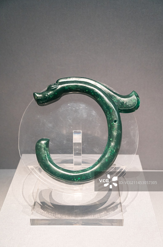 内蒙古赤峰市博物馆  中华第一龙  赛钦塔拉遗址出土‘C’形碧玉龙图片素材