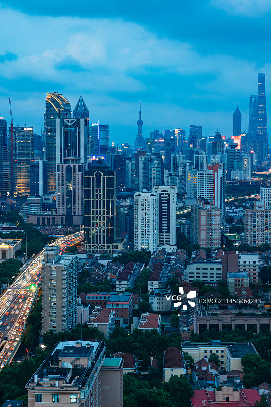 上海静安昆仑饭店看城市夜景图片素材