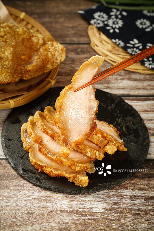 木底上的锅烧肉图片素材