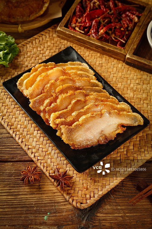 木底上的锅烧肉图片素材