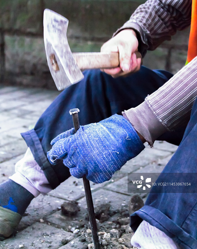 建筑工人正在修建人行道上的吸水砖图片素材