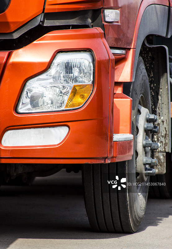 在高速公路上行驶的卡车轮胎部分特写图片素材