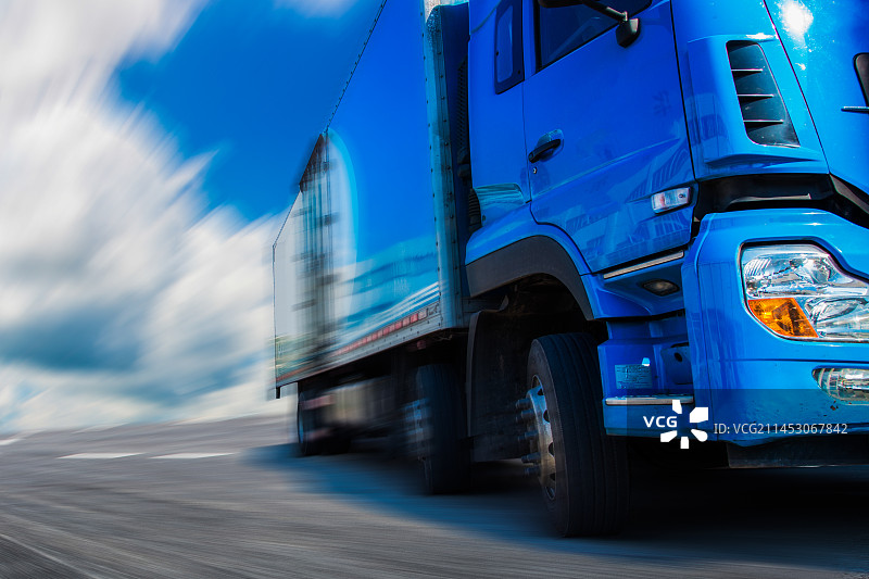 在高速公路上行驶的卡车轮胎部分特写图片素材