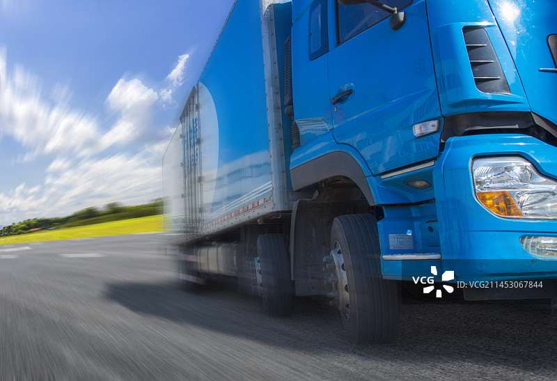 在高速公路上行驶的卡车轮胎部分特写图片素材
