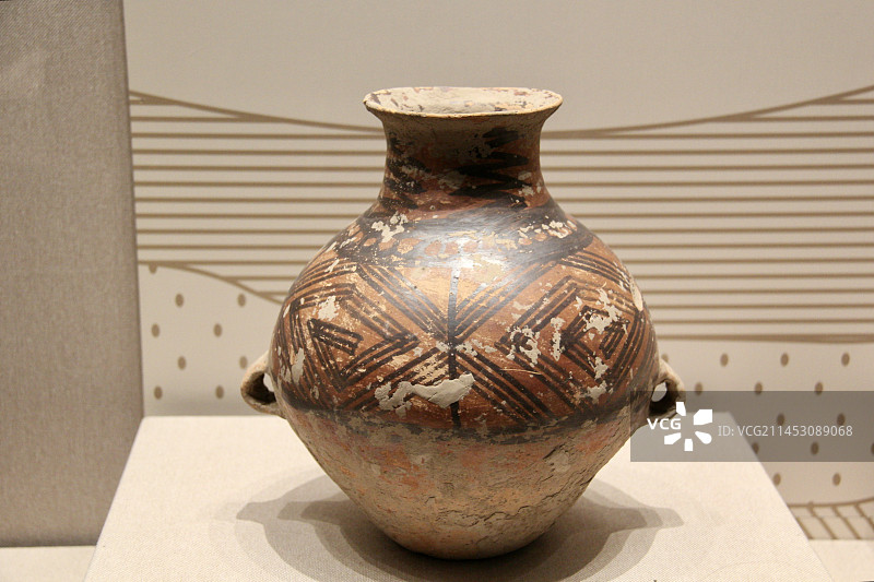 金昌市博物馆藏回纹双耳彩陶壶图片素材