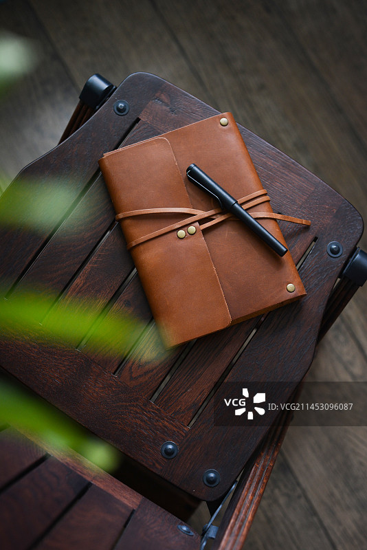 椅子上的笔记本和笔图片素材