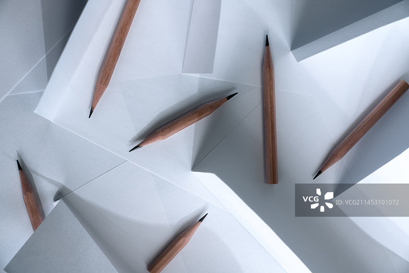 放在桌上白纸上的铅笔高角度视图创意静物照图片素材