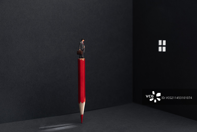 站在红色铅笔上远望窗户的男士微缩创意图图片素材