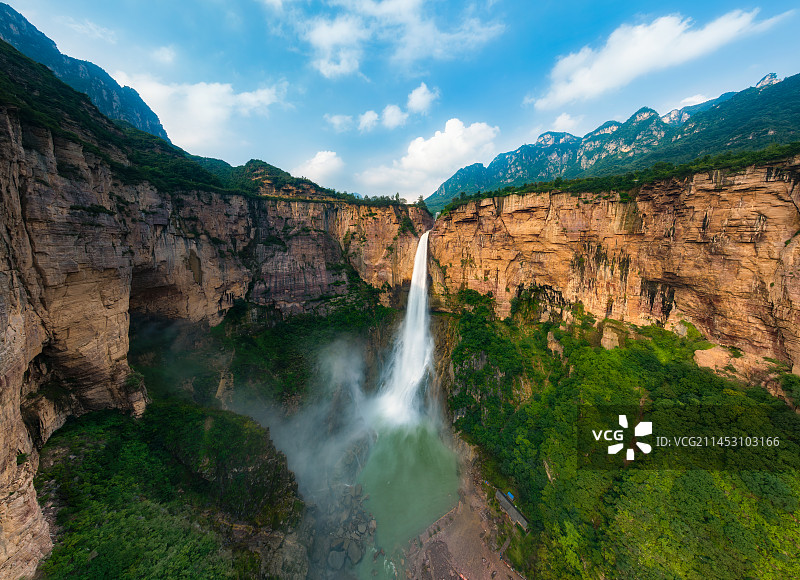 河南省新乡市辉县宝泉景区（薄壁镇）南太行瀑布夏季航拍——见龙瀑图片素材
